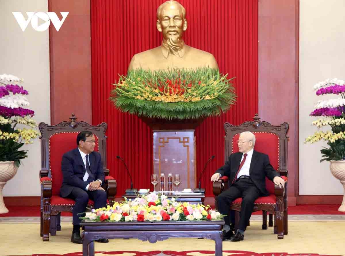 Party General Secretary Nguyen Phu Trong (R) and chairman of the Cambodian People’s Party (CPP) Central Committee's Commission for External Relations Prak Sokhonn at their meeting in Hanoi on October 18