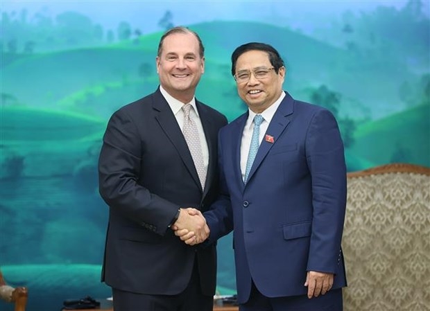 Prime Minister Pham Minh Chinh (R) shakes hands with Anthony Capuano, President and CEO of Marriott International Inc.