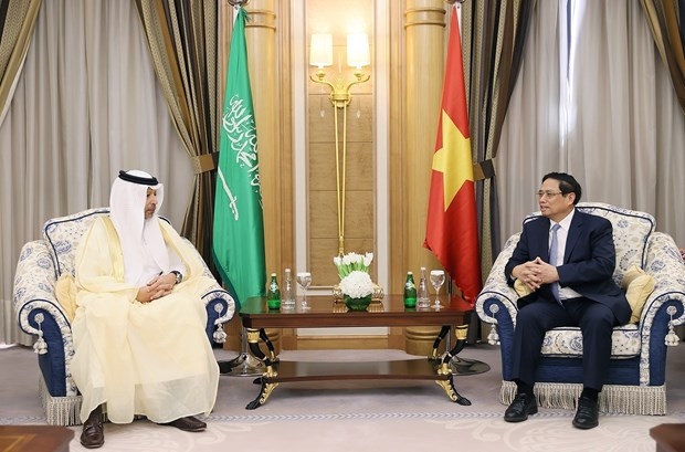 PM Pham Minh Chinh (R) and Executive Vice President of Aramco Yasser M.Mufti at their meeting in Riyadh on October 19