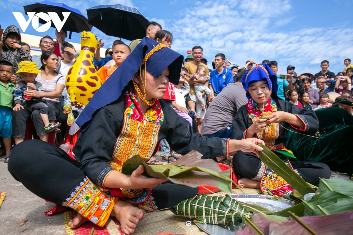 Chưng cake (cylindrical sticky rice cake) is an indispensable dish of the Tay during their New Year holiday.