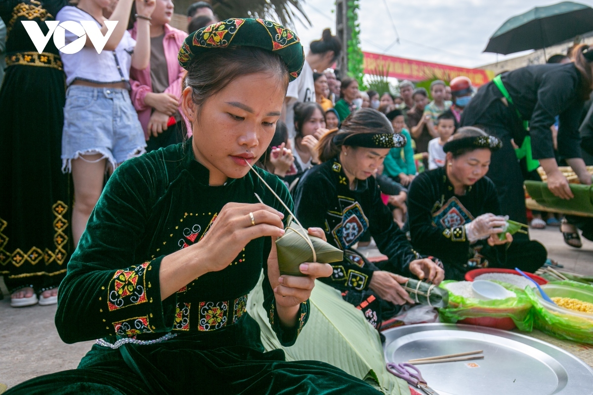 Coóc mò cake (croissants made of sticky rice, red nuts and salt) is normally used in a one-year birthday party of a child. The cake is now a revered culinary treasure of the ethnic Tay community.