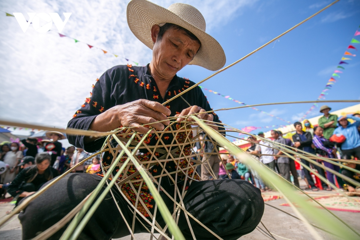 Bamboo baskets are indispensable items for Tay ethnic men, and they are used to hold offerings in weddings and funerals in local culture.