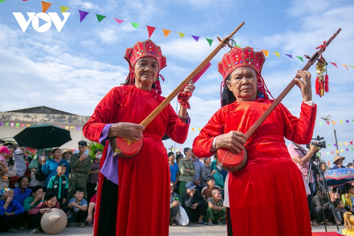 Tinh gord lute performance put on by artisans during the ritual.