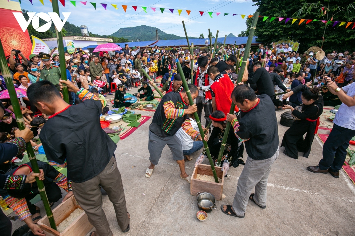 A major highlight of the festival is a cake making contest that attracts crowd of local people and visitors.