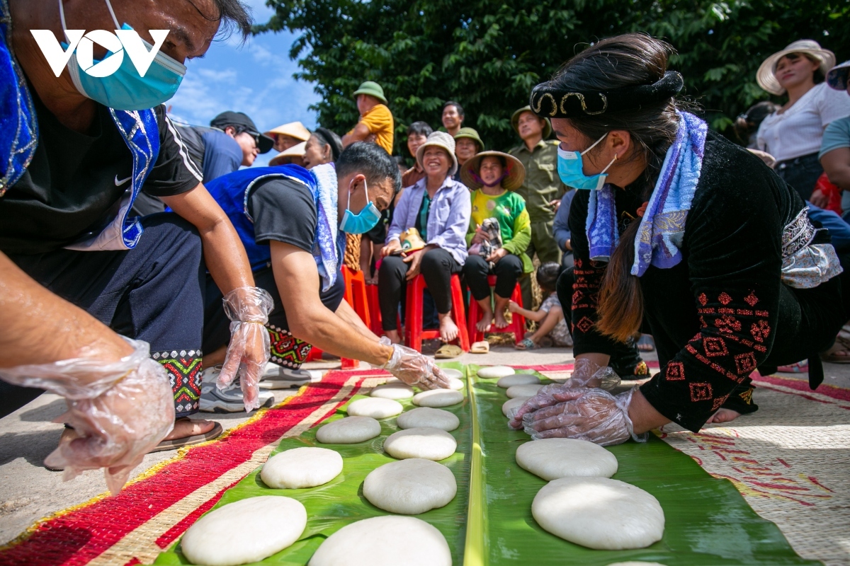 Dày cake (Round glutinous rice cake) is made to show young people's respect for the elderly, and also to pray for a good harvest.