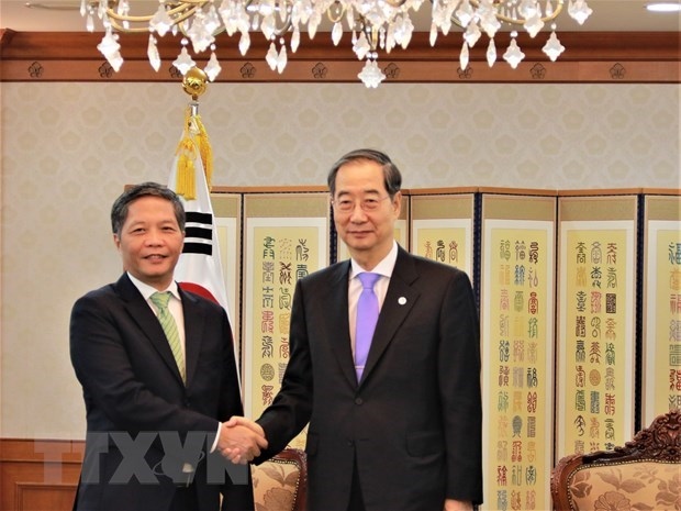 Chairman of the CPV Central Committee’s Economic Commission Tran Tuan Anh (L) and Prime Minister Han Duck-soo. (Photo: VNA)