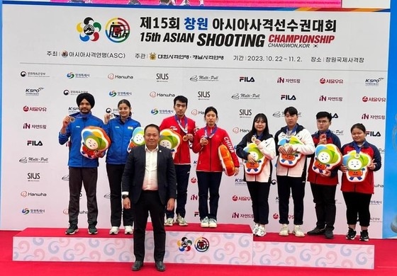 Nguyen Thuy Trang and Lai Cong Minh win a bronze medal at the 15th Asian Shooting Championship. (Photo: Sggp.org.vn)