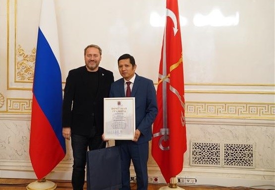 Nguyen Quoc Hung (R), Director of the “Tradition and Friendship” fund, receives a certificate of merit from the Legislative Assembly of St. Petersburg