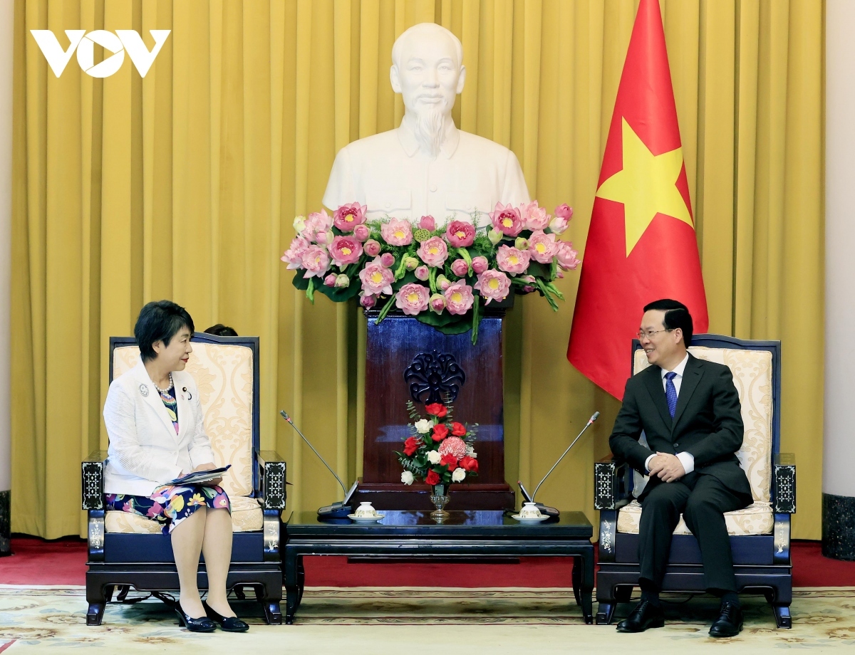 State President Vo Van Thuong (R) and Japanese Foreign Minister Yoko Kamikawa exchange views on measures to promote Vietnam - Japan relations