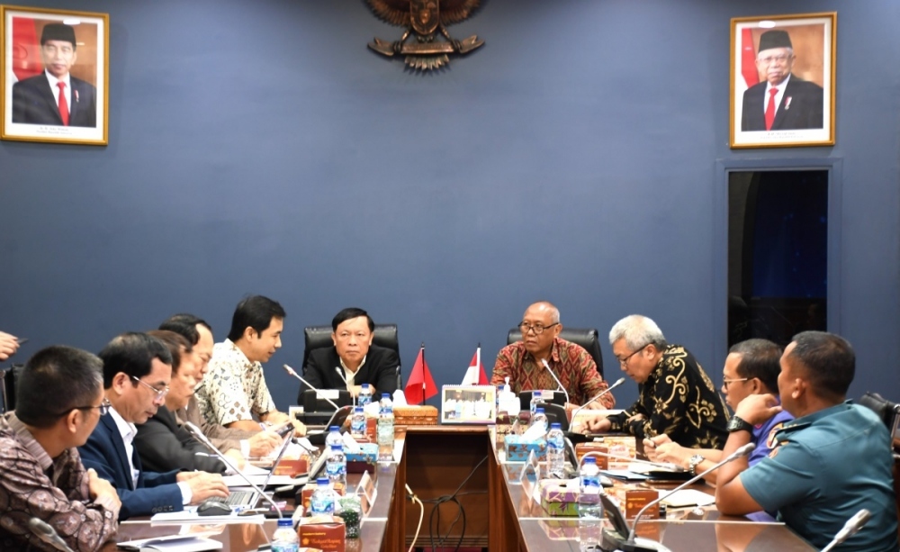  At the working session between the delegation of the Central Theoretical Council led by its vice chairman, Associate Professor. Dr. Pham Van Linh and representatives from Indonesia's Lemhannas Institute