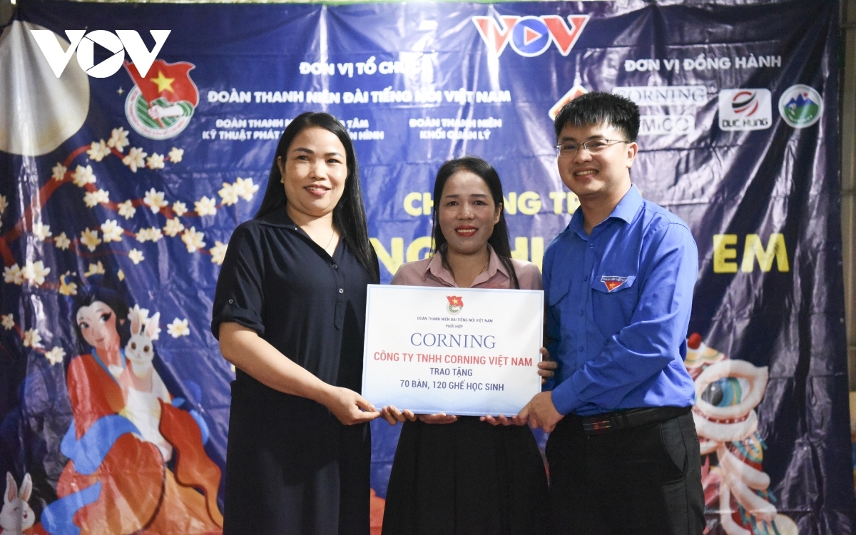 The VOV Youth Union delivers 120 sets of tables and chairs sponsored by Corning Vietnam Co. Ltd, to the kindergarten