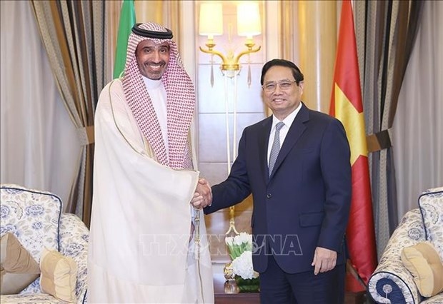 Prime Minister Pham Minh Chinh (R) and Saudi Arabia's Minister of Human Resources and Social Development Ahmed Al-Rajhi (Photo: VNA) 