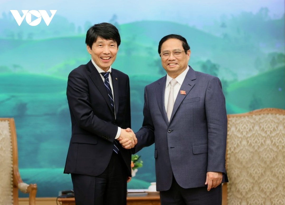 Prime Minister Pham Minh Chinh (R) welcomes Governor of Japan’s Gunma prefecture Yamamoto Ichita