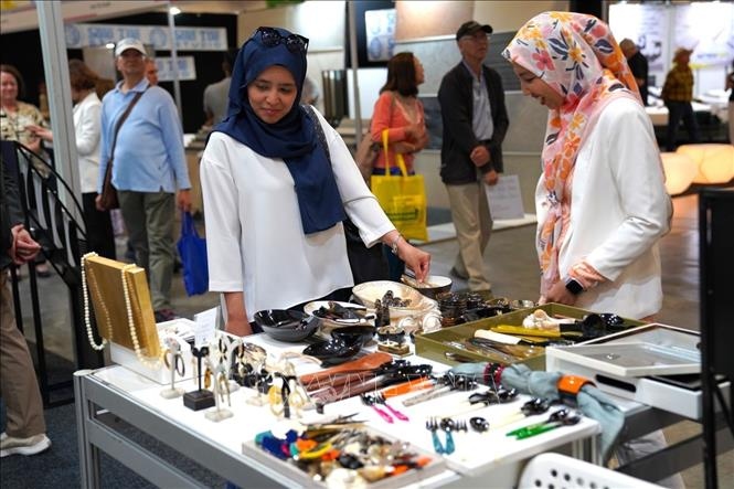 International visitors gain more insights into Vietnamese handicraft products (Photo: VNA)