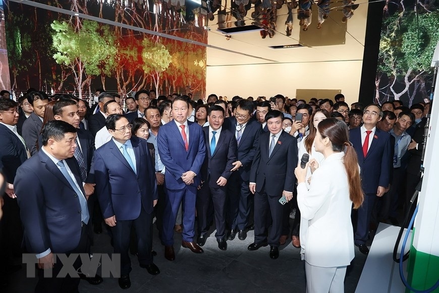 Prime Minister Pham Minh Chinh and leaders of relevant ministries attend the Vietnam International Innovation Exhibition 2023
