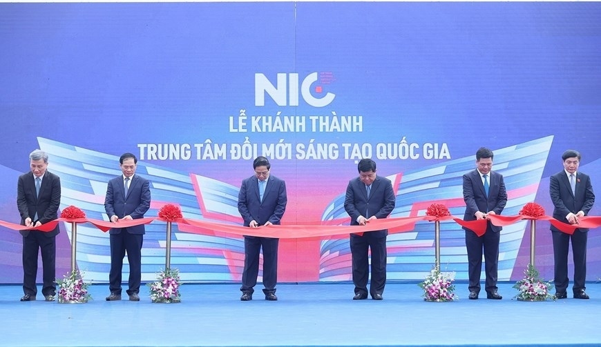 Prime Minister Pham Minh Chinh and delegates cut the ribbon inaugurating the new facility of the National Innovation Center (Photo: VNA)