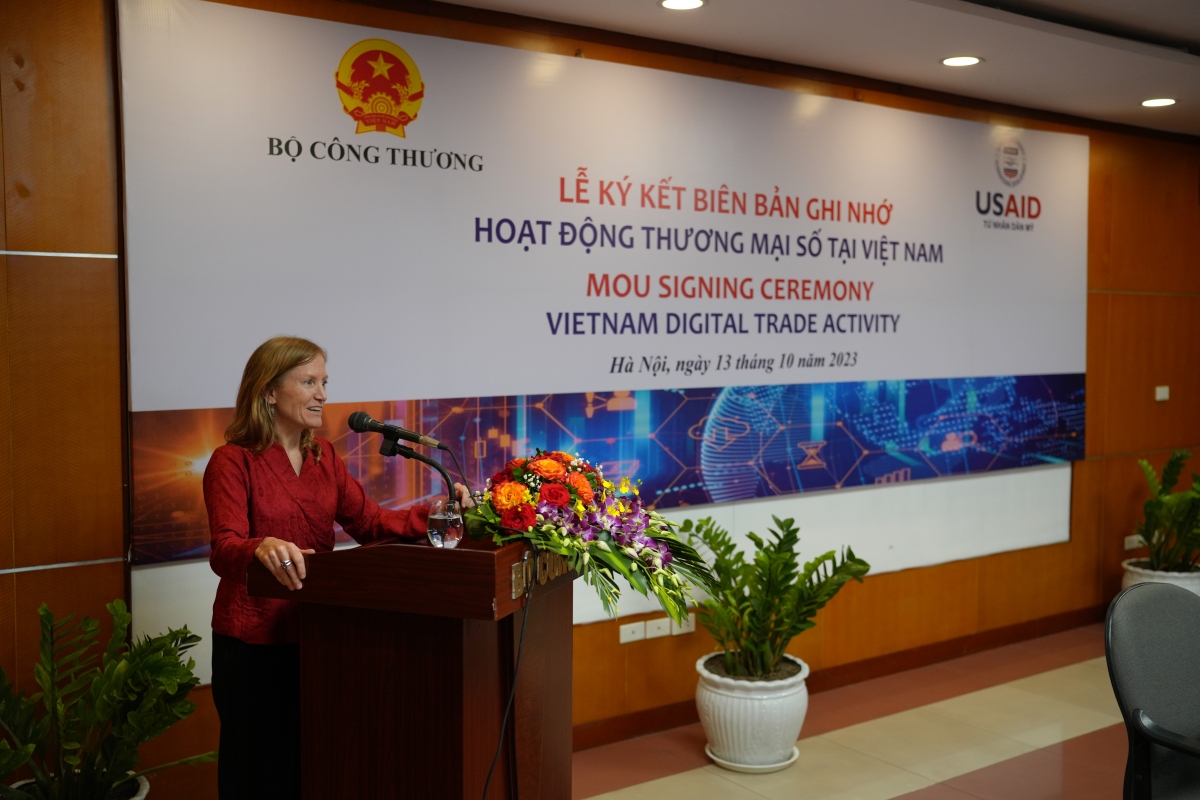 USAID/Vietnam Mission Director Grubbs addresses the event