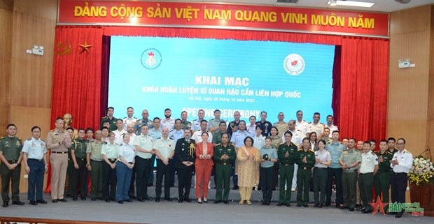 Participants pose for a group photo. This is the second time Vietnam and Canada have co-hosted the United Nations Logistics Officer Course at the Vietnam Peacekeeping Department. (Source: qdnd.vn)