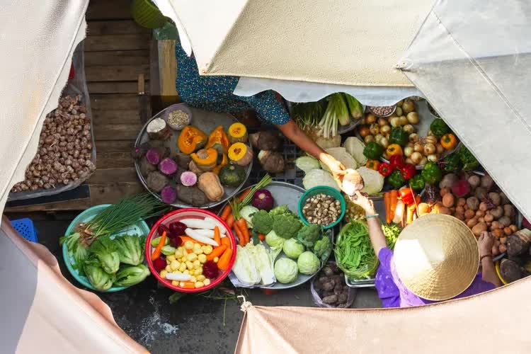 Foreign travelers are impressed with a Vietnamese food tour by scooter. (Photo: Huy Nguyen/ Getty Images)