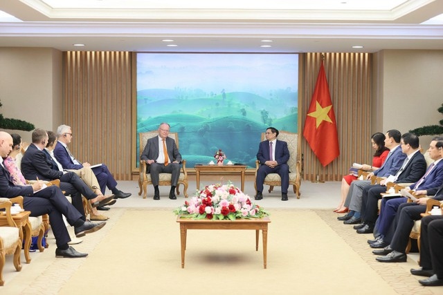 Vietnamese Prime Minister Pham Minh Chinh receives Lower Saxony Minister President Stephan Weil in Hanoi on October 2. (Photo: VGP)