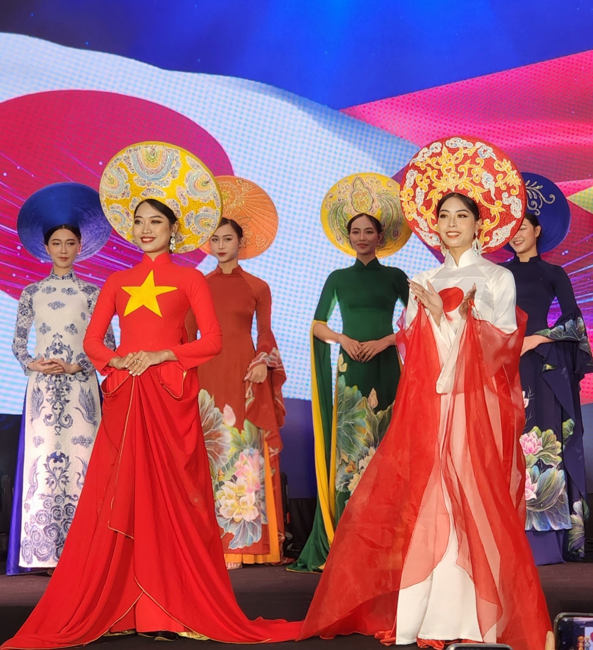 The fashion show opens with two outfits featuring the national flags of Vietnam and Japan by Vietnamese designer Lan Vy.