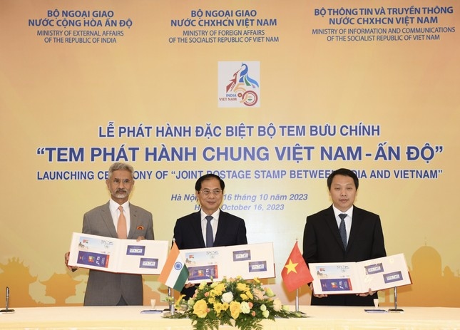 Vietnamese Foreign Minister Bui Thanh Son (C) and Indian External Affairs Minister Dr. S. Jaishankar (L) attend the launching ceremony held in Hanoi on October 16. (Photo: Tienphong.vn)