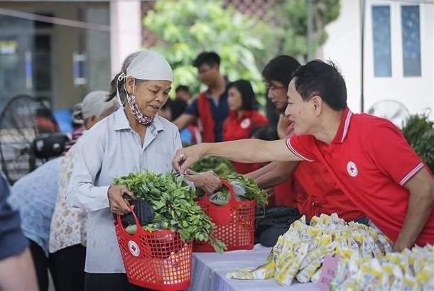 At a market organised by the Red Cross Society of Hoa Binh province in collaboration with the Vietnam Fatherland Front Committee of Hoa Binh city.