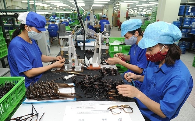 Wholly French invested NEO Optical in Bac Giang province specializes in producing fashion eyeglasses. (Photo: VNA)