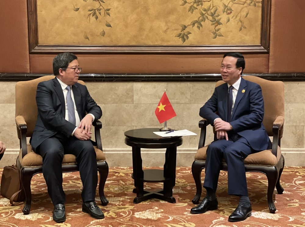 President Vo Van Thuong (R) and Chairman and Executive Director of the ZTE Corporation Li Zixue