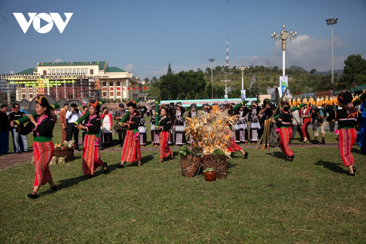 The Cống ethnic minority people have the 48th largest population among 54 ethnic groups in Vietnam. In Lai Chau province, there are more than 1,500 Cống people living in six villages of Nam Nhun and Muong Te districts.