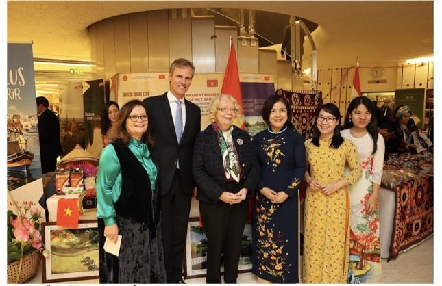 Delegates pose for group photo at Vietnamese pavilions (Photo: VNA)