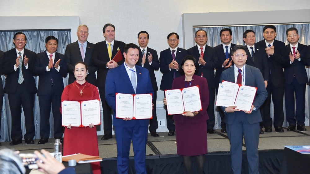 President Vo Van Thuong witnesses the handover of cooperation documents between the two countries’ agencies, businesses and localities.