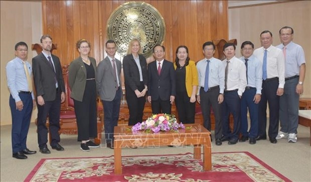 Leaders of Bac Lieu province in a group photo with the delegation of the US Consulate General in Ho Chi Minh City.