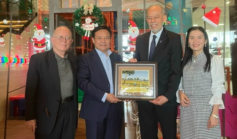Vietnamese Ambassador to Brazil Bui Van Nghi (second from left) gives a souvenir to Inácio Arruda, Chairman of the Brazil-Vietnam Friendship Association. (Photo: VNA )