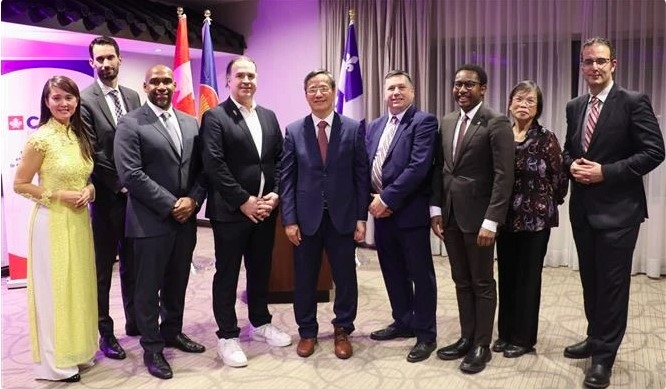 Vietnamese Ambassador to Canada Pham Vinh Quang (C)  and representatives of the Canadian Government, Quebec province, Montreal city and CABC. (Photo:VNA )