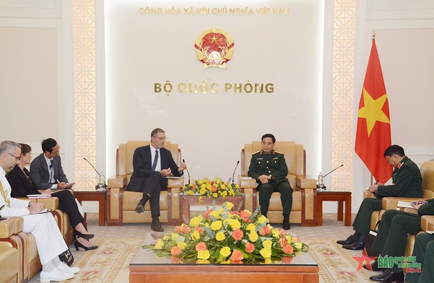 Vietnamese Defense Minister Phan Van Giang (R) receives French Ambassador to Vietnam Oliver Brochet in Hanoi on NOvember 23. (Photo: PANO)