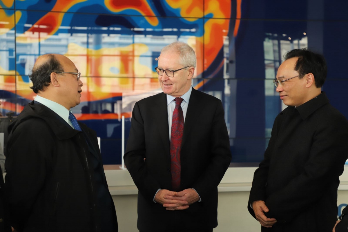 Deputy Minister of Education and Training Hoang Minh Son (first from right) exchanges views with Imperial College London President Hugh Brady. (Photo: VNA)