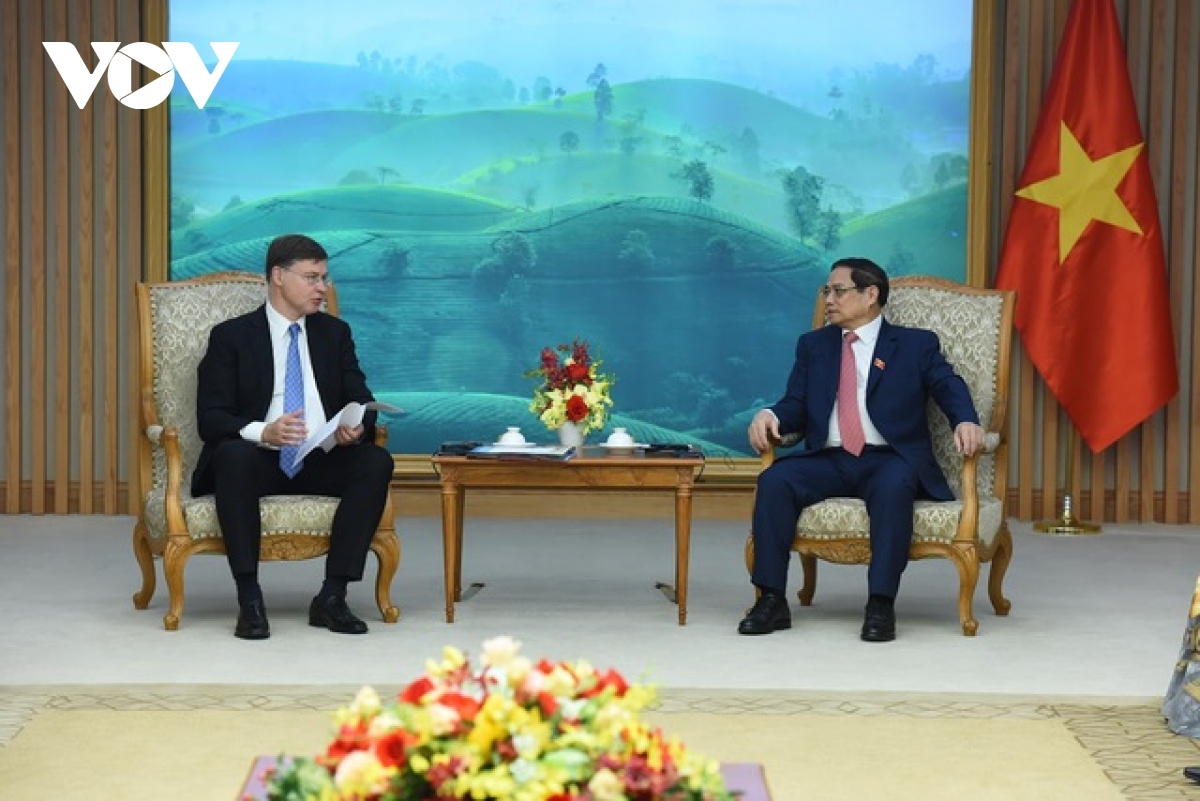 Prime Minister Pham Minh Chinh (R) receives European Commission (EC) Executive Vice President Valdis Dombrovskis