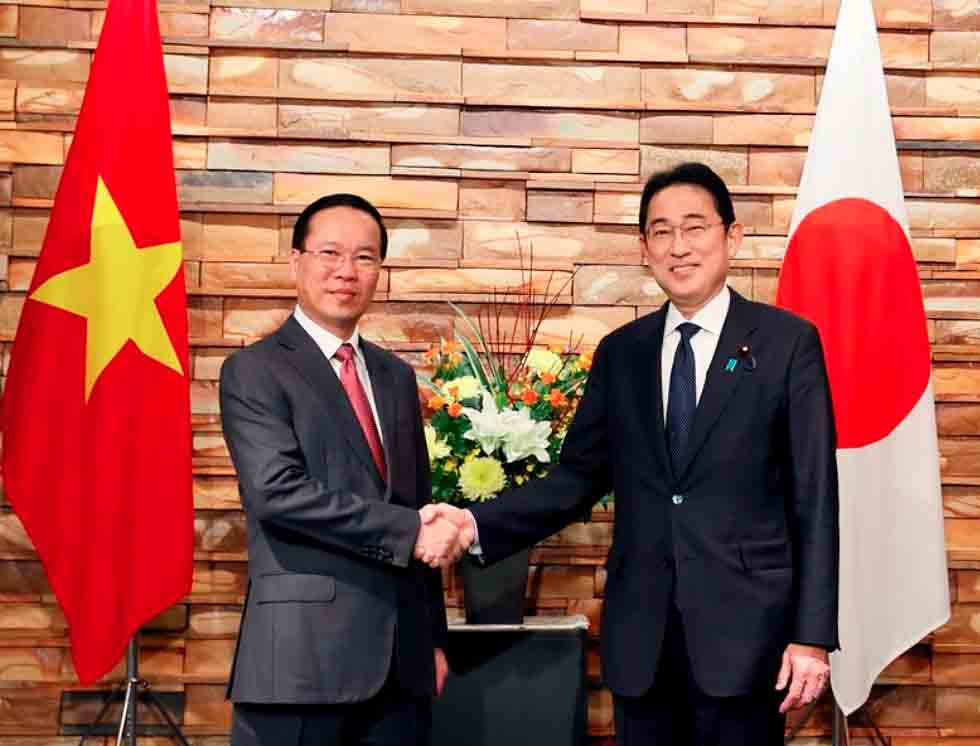 Japanese Prime Minister Fumio Kishida (R) and Vietnamese President Vo Van Thuong shaking hands ahead of rhti talks in Tokyo on November 27. (Photo: VNA)