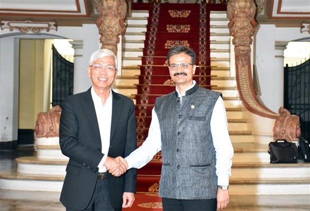 Vice Chairman of the HCM City People’s Committee Vo Van Hoan (L) and visiting UN Special Rapporteur on the right to development Surya Deva at their meeting in the city on November 10. (Photo: VNA)