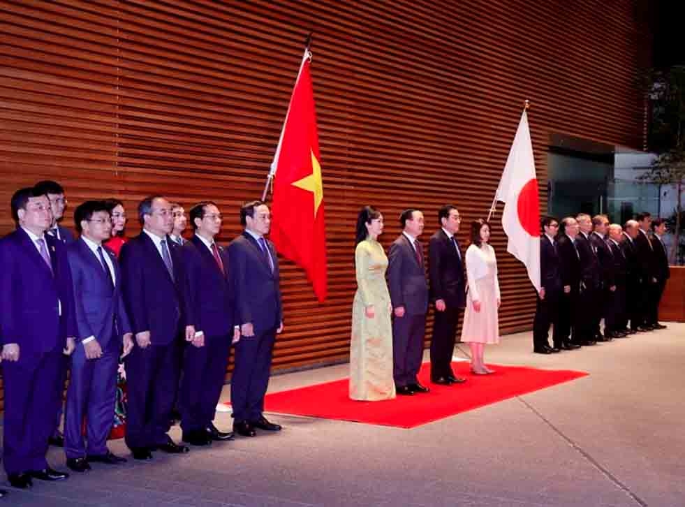 Japanese Prime Minister Fumio Kishida and his spouse and Vietnamese President Vo Van Thuong and his spouse at the welcoming ceremony in Tokyo on November 27. (Photo: VNA)