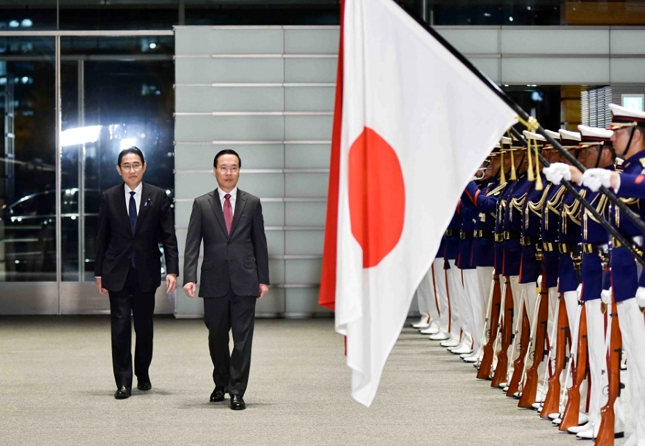 Japanese Prime Minister Kishida Fumio and Vietnamese President Vo Van Thuong review the guard of honour in Tokyo on November 27