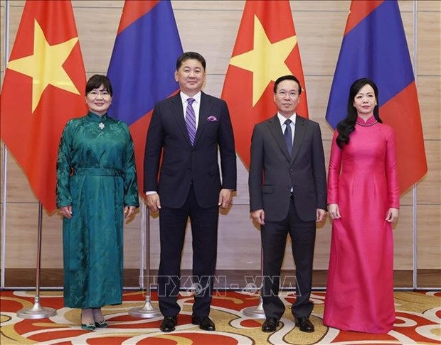 President Vo Van Thuong and his spouse (right) together with Mongolian President Ukhnaagiin Khurelsukh and his spouse (Photo: VNA)