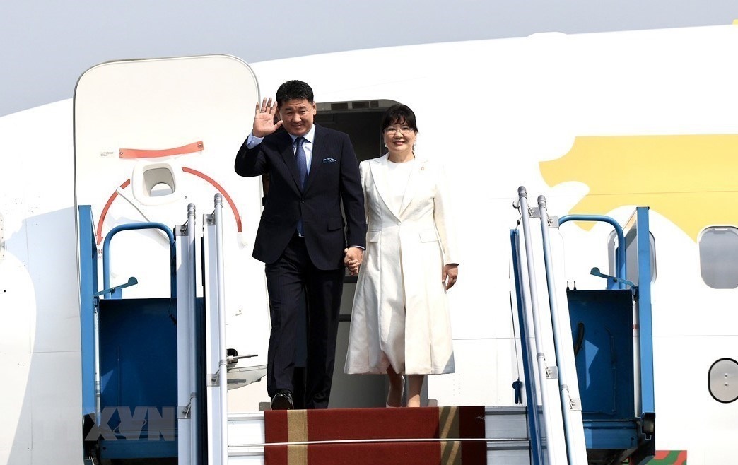 Mongolian President Ukhnaagiin Khurelsukh and his spouse arrive in Hanoi, beginning a State visit to Vietnam at the invitation of Vietnamese President Vo Van Thuong. (Photo: VNA)