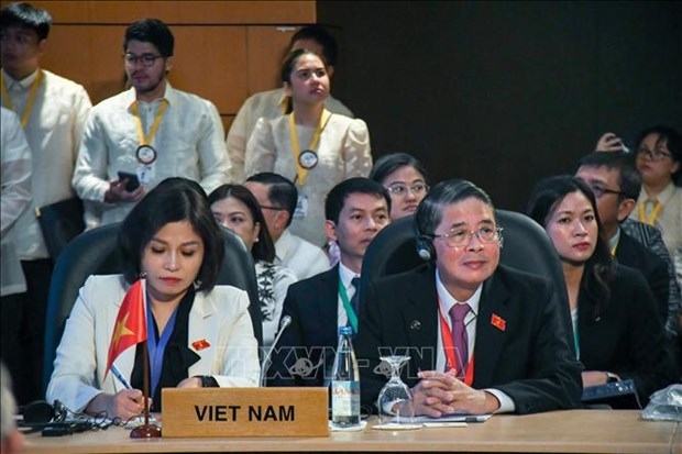 Vietnamese National Assembly Vice Chairman Nguyen Duc Hai (right, first row) attends the APPF-31 executive committee's meeting