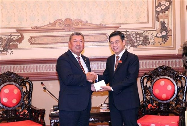 Vice Chairman of the People’s Council of Ho Chi Minh City Nguyen Van Dung (R) and Chairman Wada Kenji of the Friendship Parliamentarians’ Association of Japan’s Osaka prefecture (Photo: VNA)