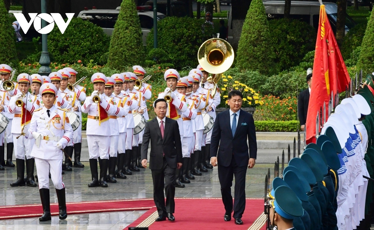 Vietnamese President Vo Van Thuong invites Mongolian President Ukhnaagiin Khurelsukh to review the guard of honour at the welcoming ceremony in Hanoi on November 1.