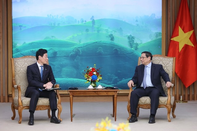 Vietnamese Prime Minister Pham Minh Chinh (R) and Japanese Minister of Economy, Trade and Industry Nishimura Yasutoshi during their meeting in Hanoi on November 3. (Photo: VGP)