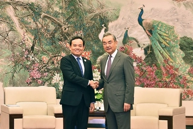 Deputy Prime Minister Tran Luu Quang (L) and Chinese Foreign Minister Wang Yi