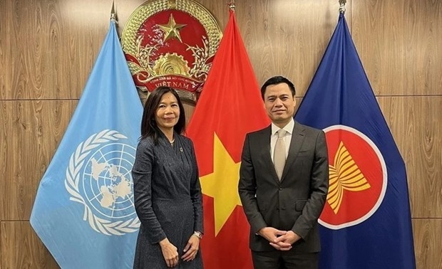 Ambassador Dang Hoang Giang, Permanent Representative of Vietnam to the UN (R) and UN Resident Coordinator in Vietnam Pauline Tamesis